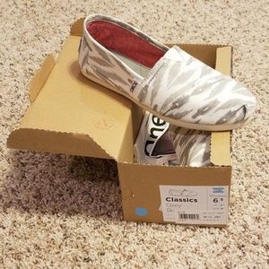 Toms Grey Ikat, size 6.5